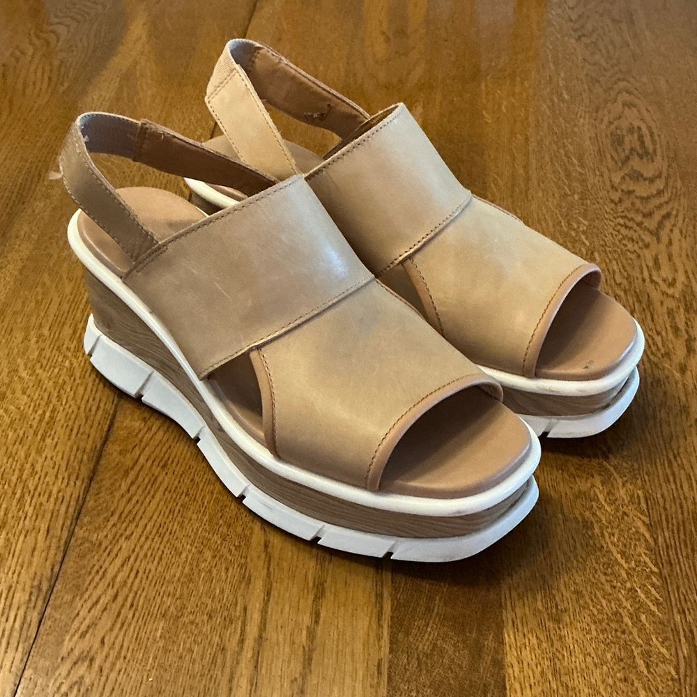 Woman’s Sorel tan wedge sandal. Not sure of size. 10” from front to back. Cute!